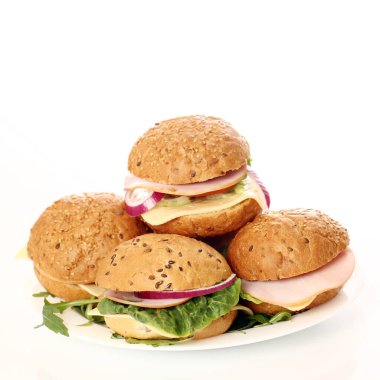 Beyaz arka planda küçük ev yapımı sandviçler.