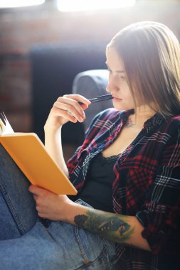 Yaşam tarzı ve eğlence. Kadın gün için planlar yapıyor