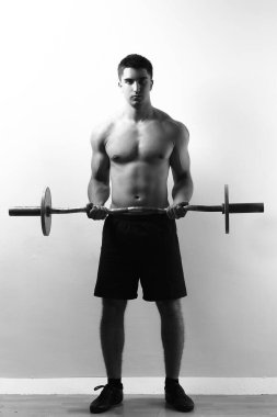 barbell ile çalışma dışarı genç ve kaslı adam