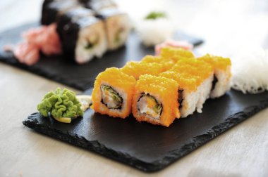 Yiyecekler. Masada lezzetli suşi var.