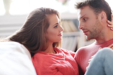 İlişki. Evde sevimli bir çift var.