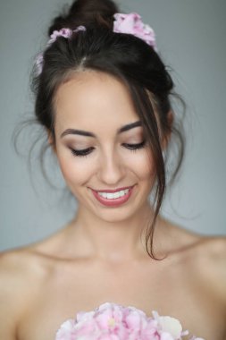 Güzel vücutlu güzel bir kadın.