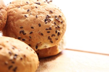 Farklı tohumlarla taze çörekleri kapatıyoruz.