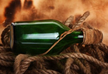 Eski arka planda eski bir şişe ve ip