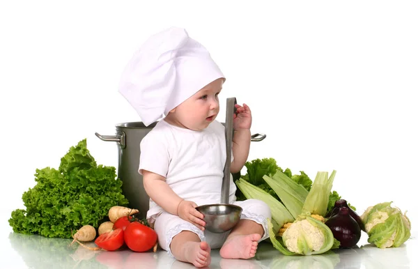 Carino Cuoco Bambino Con Grande Pentola Verdure Sfondo Bianco — Foto Stock