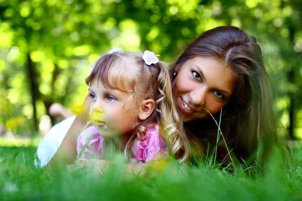 Dolce Bella Ragazza Con Sua Mamma — Foto Stock