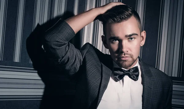 Retrato Hombre Guapo Con Traje Corbata Posando Sobre Fondo Rayado —  Fotos de Stock