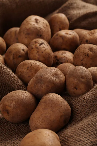 Batatas Não Descascadas Frescas Rústicas Uma Mesa Madeira — Fotografia de Stock