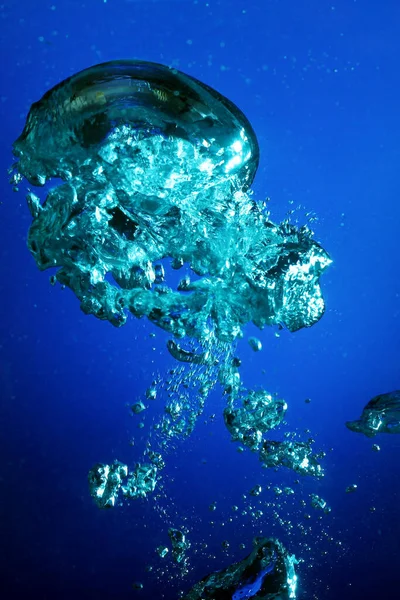 水下气泡冰立方体的背景 — 图库照片