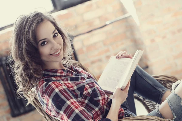 Femme Mignonne Maison Avec Livre — Photo