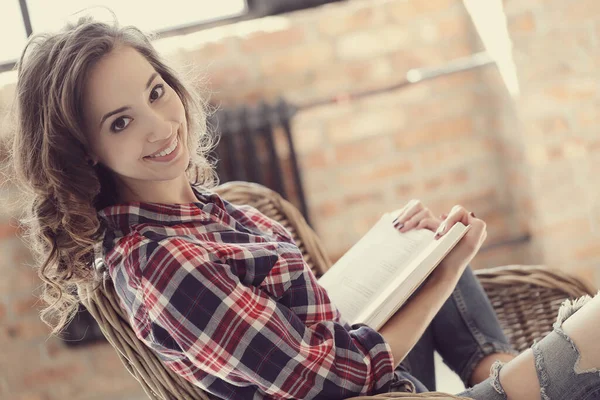 Mulher Bonito Casa Com Livro — Fotografia de Stock