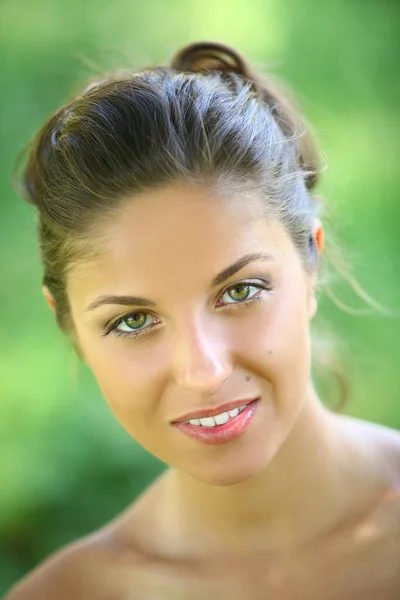 緑の背景に美しい若い白人女性 — ストック写真
