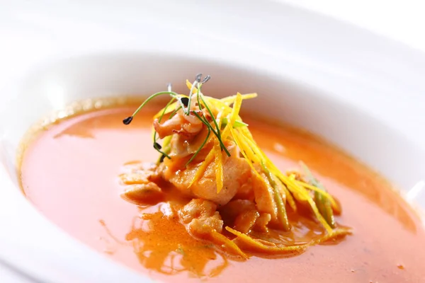 肉と緑の新鮮なグルメスープ — ストック写真