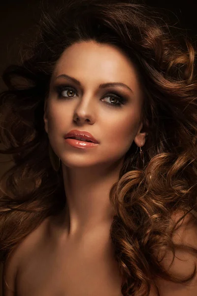 Belle Femme Caucasienne Avec Boucles Maquillage Soir — Photo