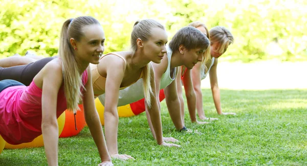 Group Young Caucasian People Working Out Park — Stock Photo, Image