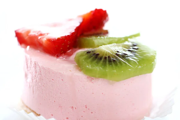 Verse Taart Met Aardbeien Kiwi Het Bord — Stockfoto