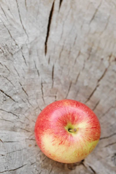 Äpple Som Ligger Träyta — Stockfoto