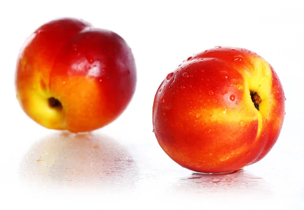 Fruits Nictarines Frais Humides Isolés Sur Blanc — Photo