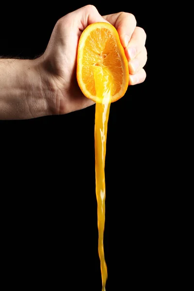 Frisch Gepresster Orangensaft Vor Schwarzem Hintergrund — Stockfoto