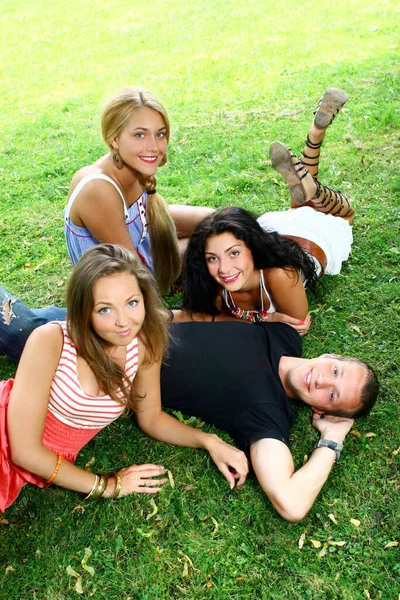 Grupo Adolescentes Menino Meninas Parque — Fotografia de Stock