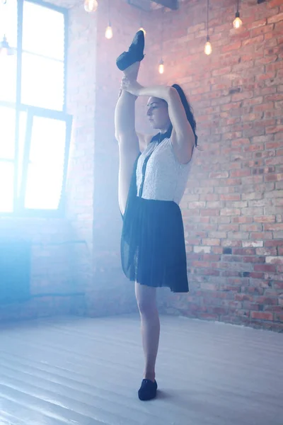 Гнучка Жінка Танцювальній Студії — стокове фото