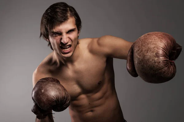 戦いの準備のボクシング グローブの積極的な男 — ストック写真