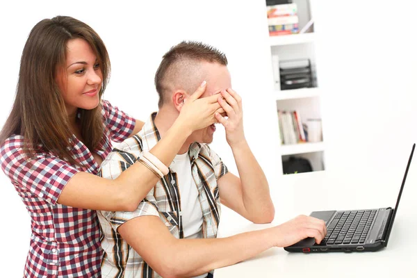 Vrolijk Gelukkig Paar Poseren Thuis — Stockfoto