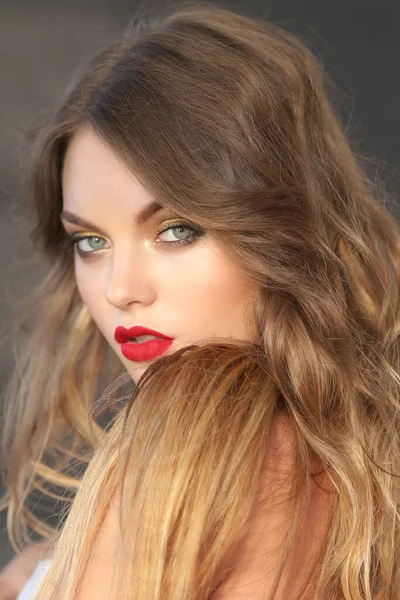 Mooie Vrouw Met Blond Haar Rode Lippenstift — Stockfoto