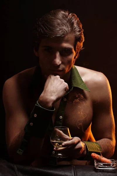 ハンサムな男裸の胴体喫煙葉巻 飲むワインの芸術的な写真 — ストック写真