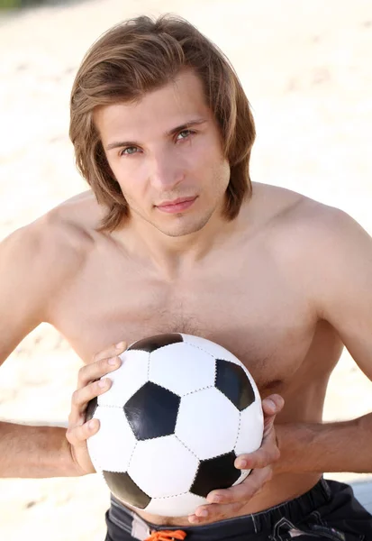 Молодий Красивий Хлопець Футбольним Ячем Пляжі — стокове фото
