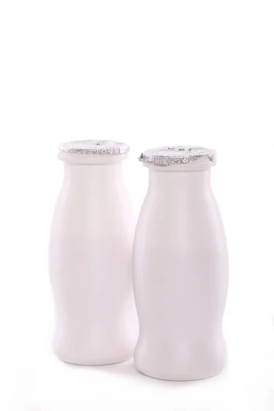 Pequeña Botella Yogur Con Tapa Aluminio Aislada Sobre Fondo Blanco — Foto de Stock