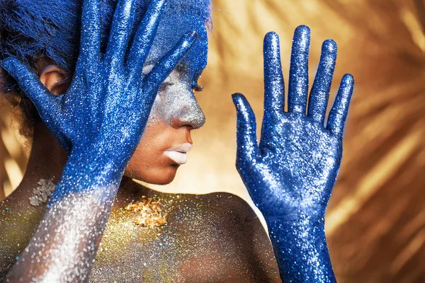 Retrato Uma Mulher Que Está Posando Coberta Tinta Azul Dourada — Fotografia de Stock