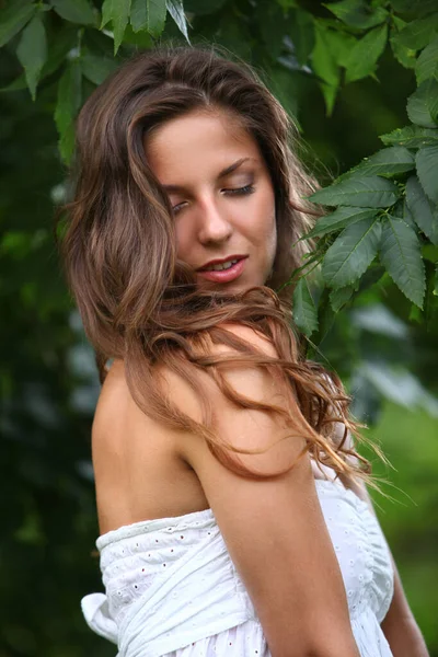 Hermosa Mujer Vestido Blanco Con Bucles Rizados — Foto de Stock