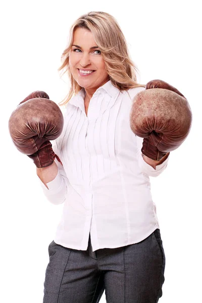 Žena Středního Věku Pózuje Boxerskými Rukavicemi — Stock fotografie