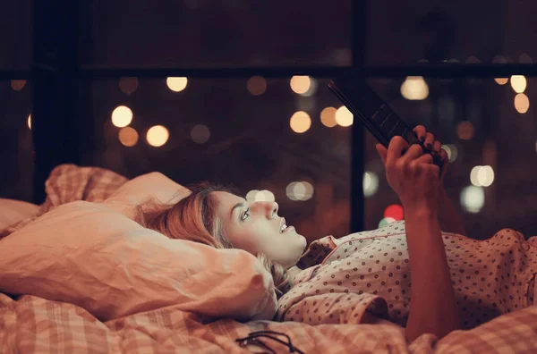 Lebensstil Heimat Mädchen Liegt Bett — Stockfoto