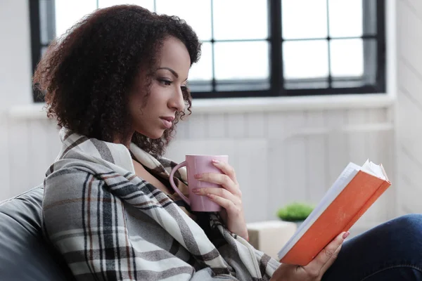 Yaşam tarzı. Evdeki güzel kadın.