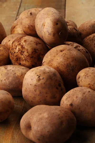 Patate Fresche Rustiche Non Pelate Scrivanie Legno — Foto Stock