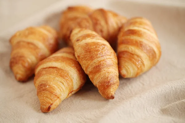 Croissants Franceses Caseiros Frescos Uma Toalha Mesa Linho — Fotografia de Stock