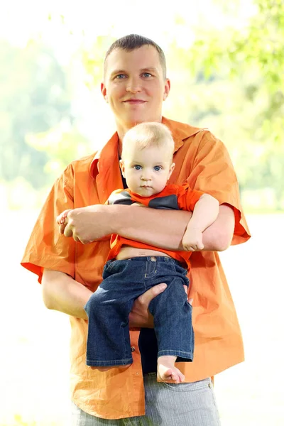 Père Joue Avec Son Fils Extérieur — Photo