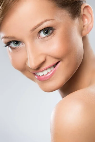 Retrato Uma Bela Mulher Morena Com Cabelo Castanho Ombros Nus — Fotografia de Stock