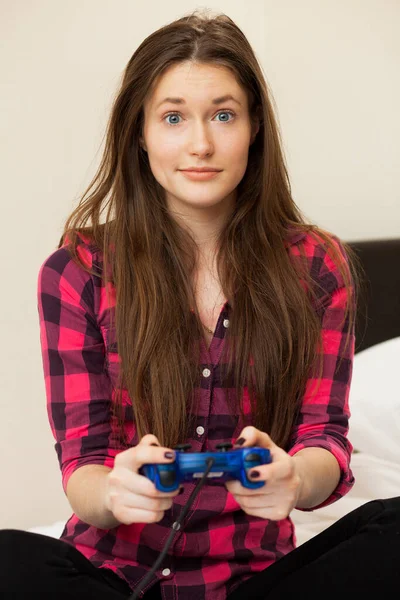 Jovem Bela Mulher Casual Jogar Videogame Casa — Fotografia de Stock