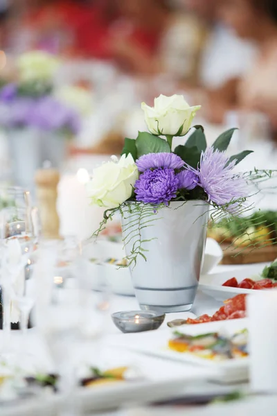 Beautiful Flower Focus Celebration Table — Stock Photo, Image