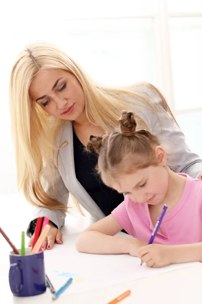 Older Sister Teaching Younger Sister How Draw Pencils — Stock Photo, Image