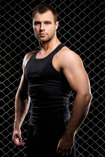 Mükemmel vücut adamı mükemmel vücudunu gösteriyor.