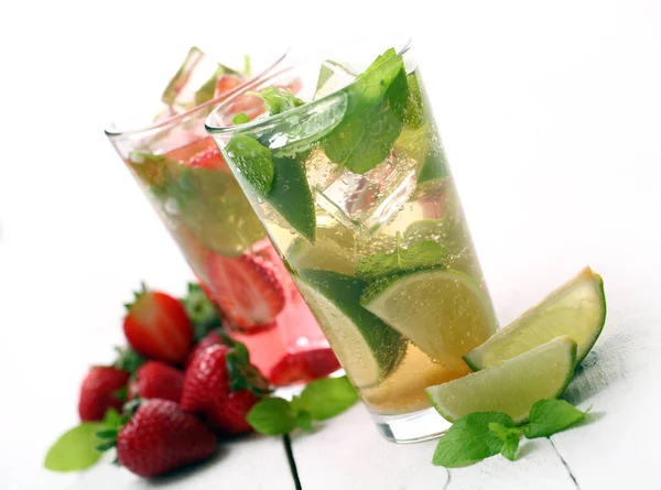 Beyaz Ahşap Bir Masada Taze Çilek Naneli Mojito — Stok fotoğraf