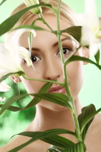 Mujer Joven Mirando Través Hojas Verdes Flor Lirio — Foto de Stock