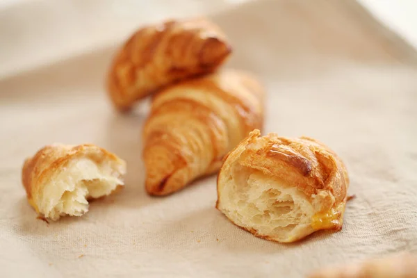 Croissants Franceses Caseiros Frescos Uma Toalha Mesa Linho — Fotografia de Stock