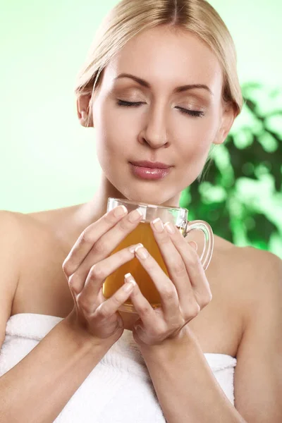 Beautifu Jovem Loira Com Xícara Chá Quente Verde — Fotografia de Stock