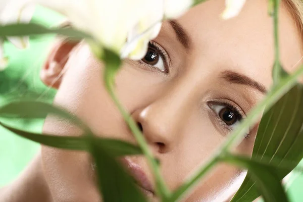 Mujer Joven Mirando Través Hojas Verdes Flor Lirio — Foto de Stock