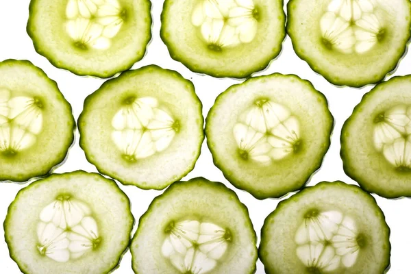 Beyaz arkaplanda yeşil salatalık